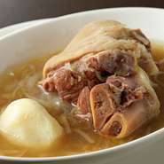 コラーゲン豊富な豚すね肉を白ワインベースのあっさりスープで煮込みました。