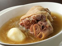 コラーゲン豊富な豚すね肉を白ワインベースのあっさりスープで煮込みました。