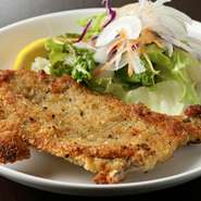 豚【モモ肉】のカツレツ
ころもに数種のスパイスを調合してあります。