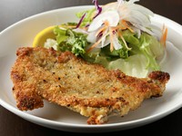 豚【モモ肉】のカツレツ
ころもに数種のスパイスを調合してあります。