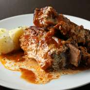 長時間かけて焼きあげオリジナルトマトソースで煮込んだ、やわらかスペアリブ！