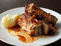 長時間かけて焼きあげオリジナルトマトソースで煮込んだ、やわらかスペアリブ！