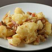 厳選したじゃがいもを毎日ボイル。ポテト、ベーコン、玉ねぎ、マッシュルームの旨味を引き出して香ばしく炒めてあります。