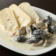 濃厚生クリーム仕立て、ベーコン、キノコ入りソース