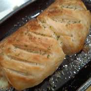 ソーセージとシュレッドチーズをパイ生地で包みました。
