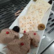 ガチョウの肉に豚肉、レバーを加えたトリュフ入り！