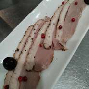 しっとりとした舌触り
ブラックペッパーの効いた味わい