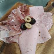 生ハム、パプリカリオナ、コッホサラミ、ビアシンケン、フライシュケーゼ