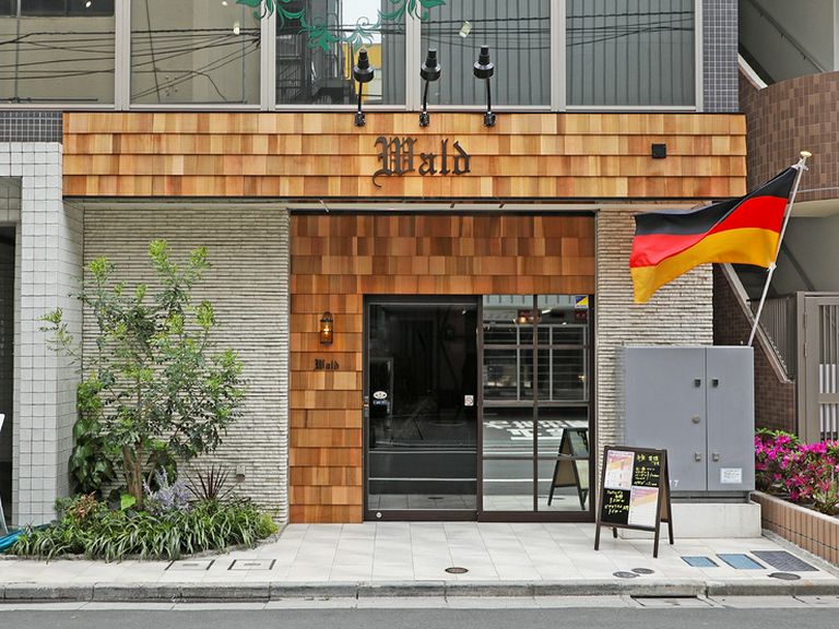 御徒町駅から徒歩1分。風にはためくドイツ国旗が目印