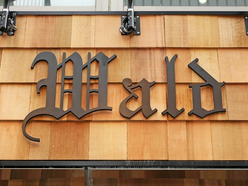 ドイツ情緒漂う、おしゃれな文字看板