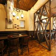 明るく楽しい雰囲気で、初めて会った隣の席のお客様とも仲良く、楽しくビールを飲んで盛り上がっていただけます。15名様から貸切での利用も可能ですので、各種宴会にもご利用ください。