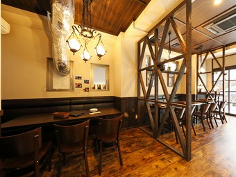 みんなで和やかに盛り上がれる、明るいムードのビアホール