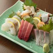 店主自ら築地に出向き、自分の目利きで選んだその日オススメの旬魚が楽しめます。神田南口店ならではの、こだわりの一皿。リーズナブルに味わえるのも魅力です。