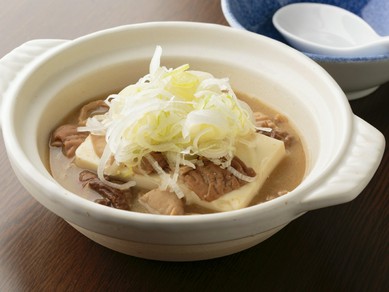 柔らかく奥深い味がやみつきに！　加賀屋名物の『もつ煮込み』