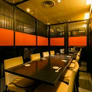 テーブル席はすべて格子扉で仕切られた半個室。隣を気にせず、それぞれの時間を過ごすことができます。通常は４人席を８つに区切っていますが、人数に応じて仕切りを変更できるため、団体客にも対応可能です。