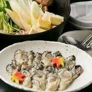 『カキの土手鍋』をはじめ、『カキのチゲ鍋』や『カキしゃぶ』、『ふぐ鍋』『かにしゃぶ』『すっぽん鍋』など、旬の食材を使用した鍋料理を豊富にラインナップしています。