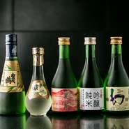 「牡蠣と同じ水で作られた日本酒と合わせてほしい」そんな想いから、すっきりとした後味の純米酒『華宵』や、芳醇な旨味の『鴨鶴 純米吟醸酒』など、広島産の日本酒をメインに提供しています。