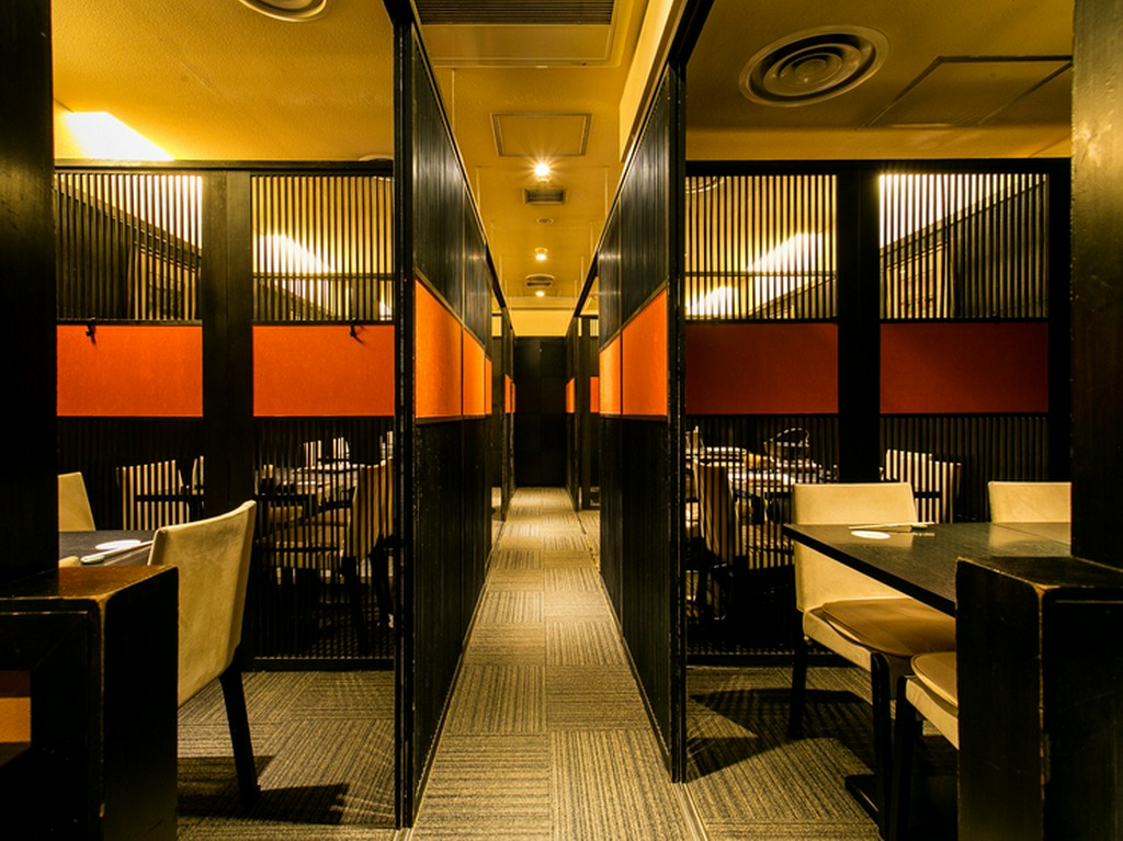 多彩なコース設定と可動式テーブル席で、臨機応変に対応