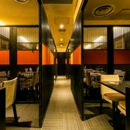 大勢のお食事会では、食の好みにバラつきが生じます。「牡蠣が苦手…･･･」そんな方にも対応するべく、コースメニューを多彩に用意。仕切り扉が可動式のため、人数に応じたお食事会のセッティングが可能です。