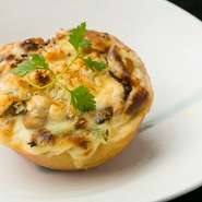 リンゴの果汁を加えたホワイトソースの上にチーズをのせた『リンゴとカキのグラタン』は、ほんのり甘く、スイーツ感覚でいただけます。リンゴをくり抜き土台をつくっているので、皮ごと食べるのがポイントです。