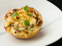 リンゴの果汁を加えたホワイトソースの上にチーズをのせた『リンゴとカキのグラタン』は、ほんのり甘く、スイーツ感覚でいただけます。リンゴをくり抜き土台をつくっているので、皮ごと食べるのがポイントです。