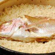 牡蠣本来の味を引き出すために、鰹出汁で薄めに味付け。米は牡蠣との相性を考え、福島県産コシヒカリを使用しています。二～三人前：3,850円／四～五人前：5,280円