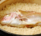 牡蠣本来の味を引き出すために、鰹出汁で薄めに味付け。米は牡蠣との相性を考え、福島県産コシヒカリを使用しています。二～三人前：3,850円／四～五人前：5,280円