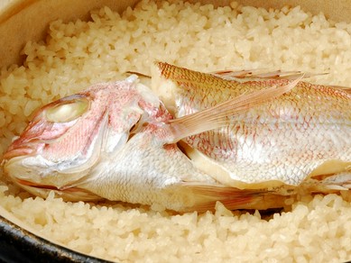 鯛も米もふっくらと炊きあがった『土鍋炊き（鯛めし）』