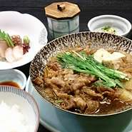 すき焼き、ご飯、生玉子、小鉢、みそ汁、香の物、ドリンク付