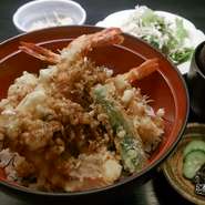 海老天丼・サラダ・小鉢・みそ汁・香の物