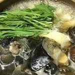 料理長特製牡蠣スッポン鍋。奥行きのある深い味わいのスープで作る雑炊は絶品。殻付生牡蠣も味わえます。
