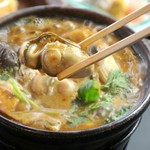 瀬戸内海で最も綺麗な海域と云われる大黒神島沖で育つ生食用の牡蠣をふんだんに使った自慢のかき鍋コース