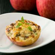 リンゴの果汁を加えたホワイトソースの上にチーズをのせた『リンゴとカキのグラタン』は、ほんのり甘く、スイーツ感覚でいただけます。リンゴをくり抜き土台をつくっているので、皮ごと食べるのがポイントです。