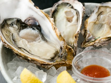 養殖を手掛け、すべて生で食べられる牡蠣を提供しています