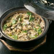 カキ先付三種盛りやお造り、牡蠣フライやかき鍋などで構成された『宮島コース』。その最後に出される土鍋炊きは、食べきれない女性も多く、お持ち帰りにも対応しています。