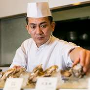 牡蠣料理をメインに提供していますが、牡蠣が苦手な方にはメニューにはないオーダーにも臨機応変に対応。また、コース料理では好きな鍋の種類や土鍋飯が選べるよう、選択式にしています。