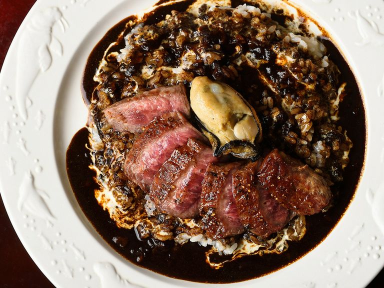 メディアで話題！ ランチタイムの大人気メニュー、真っ黒カレー