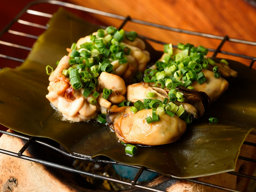 酒の肴に打ってつけ、ゲストの目の前で焼かれる『真牡蠣と真鱈の白子昆布焼』＜2人前より＞