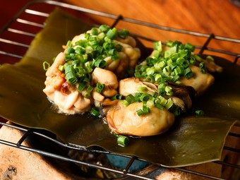 酒の肴に打ってつけ、ゲストの目の前で焼かれる『真牡蠣と真鱈の白子昆布焼』＜2人前より＞