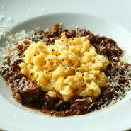 スペッツレとは、イタリア・チロル地方で受け継がれているニョッキ状のパスタのこと。『お肉のラグーソース 手打ちスペッツレ』は、ラグーソースの上に手打ちスペッツレを盛り付け、食べる直前にあえて食べます。