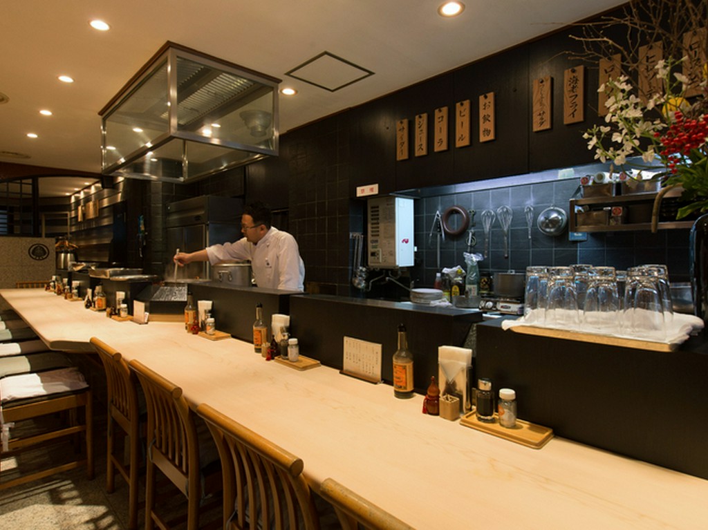 店主の真摯な仕事ぶりを物語る純白のカウンター