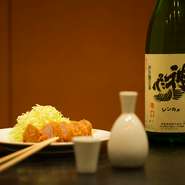 日本酒は「自分が好きだから」という理由で『神亀』一筋にこだわります。つくりのしっかりした酒質で、米のふくよかな旨みが、とんかつの美味しさを真っ向から受け止めてくれます。