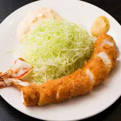 軽やかな衣に包まれたプリプリの身を自家製のタルタルでいただく『エビフライ』