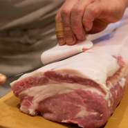 千葉県産を中心に、国産のフレッシュな豚肉を仕入れています。産地にはこだわりませんが、過度な甘みなどのない、無理な味がしない豚肉が理想。仕込みでは余分な脂をカットし、筋切りをほどこし、下処理しています。