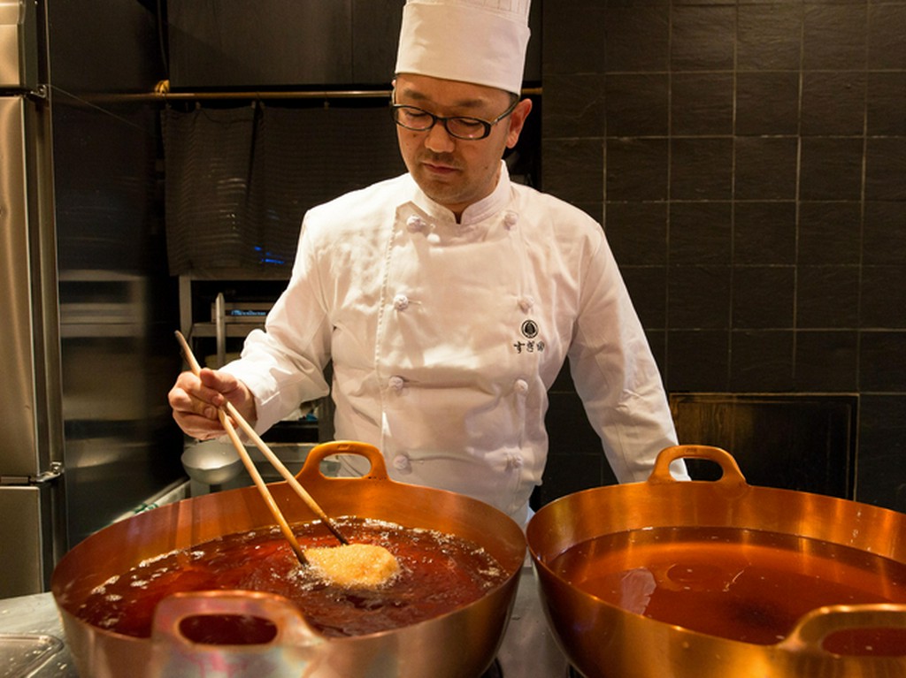 手入れの行き届く清潔感のある空間で、下町的な温かなもてなしを