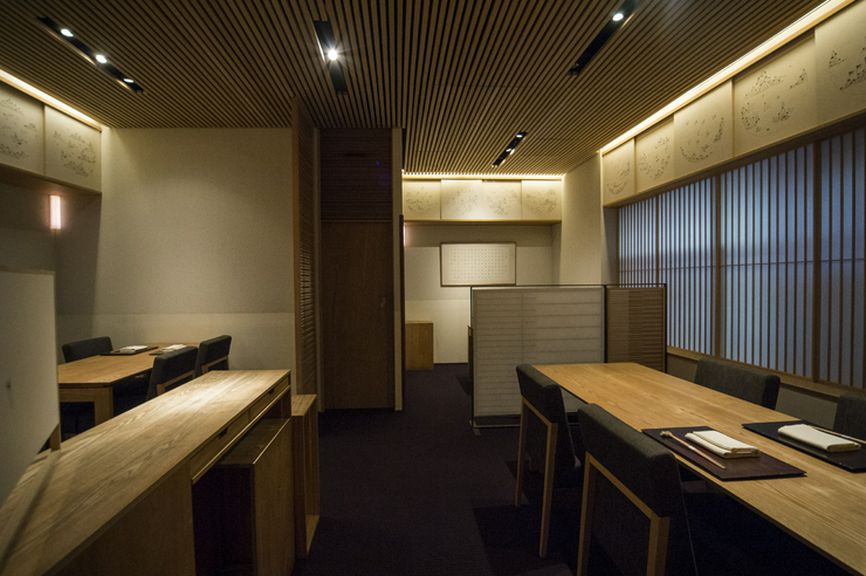 適度な開放感のあるテーブル席は接待にも最適