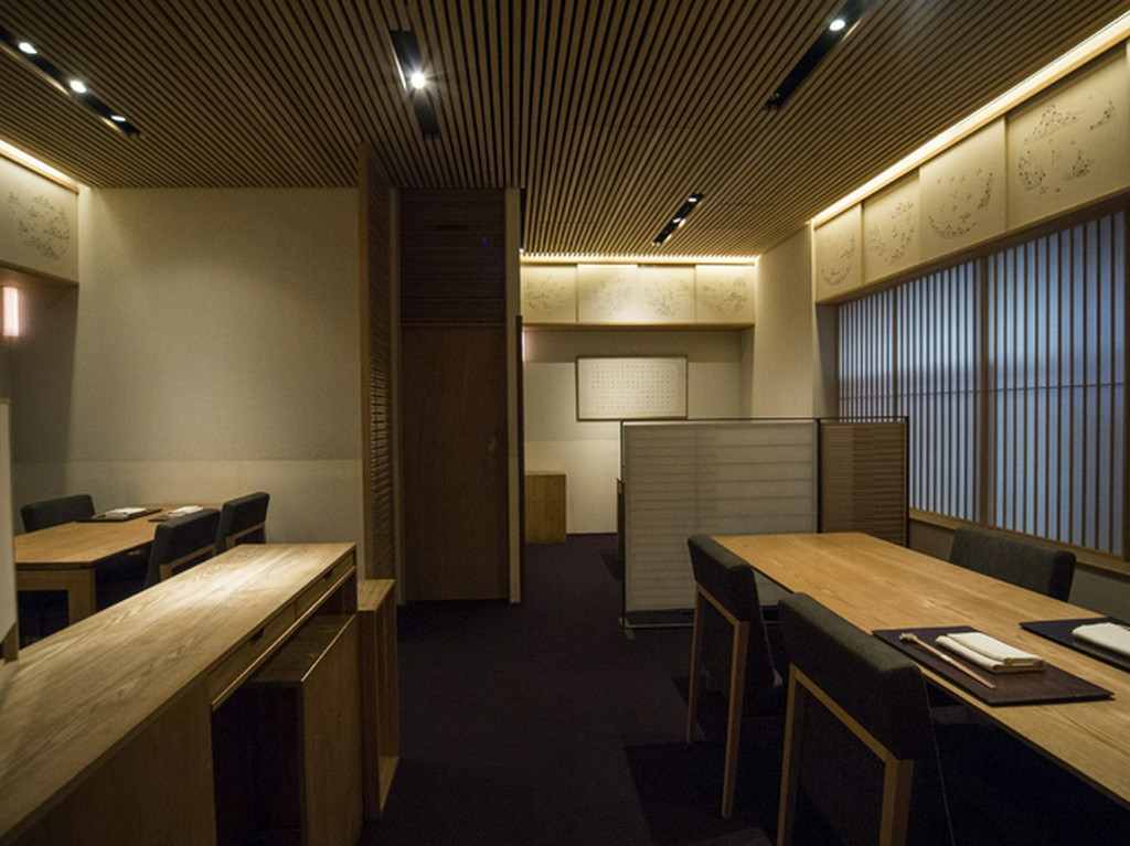 適度な開放感のあるテーブル席は接待にも最適