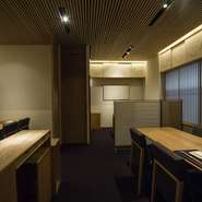 あえて個室は設けず、テーブル席をゆったりと配置することで、接待においても過度な緊張感のない雰囲気づくりに貢献。もちろんプライベートでも心地よく利用できます。