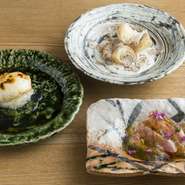 日本料理を形づくる要素である器にもこだわりあり。現代作家の作品を中心に、小泉氏が個展に足を運び、自身の料理と合わせていっそう輝くような器をセレクトしています。