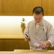 日本料理の芯となる部分は守り、かつ素材選びや組み合わせで独自の世界観を演出。トリュフや牛肉、ごま油、八角など日本料理では珍しい素材も積極的に取り入れます。